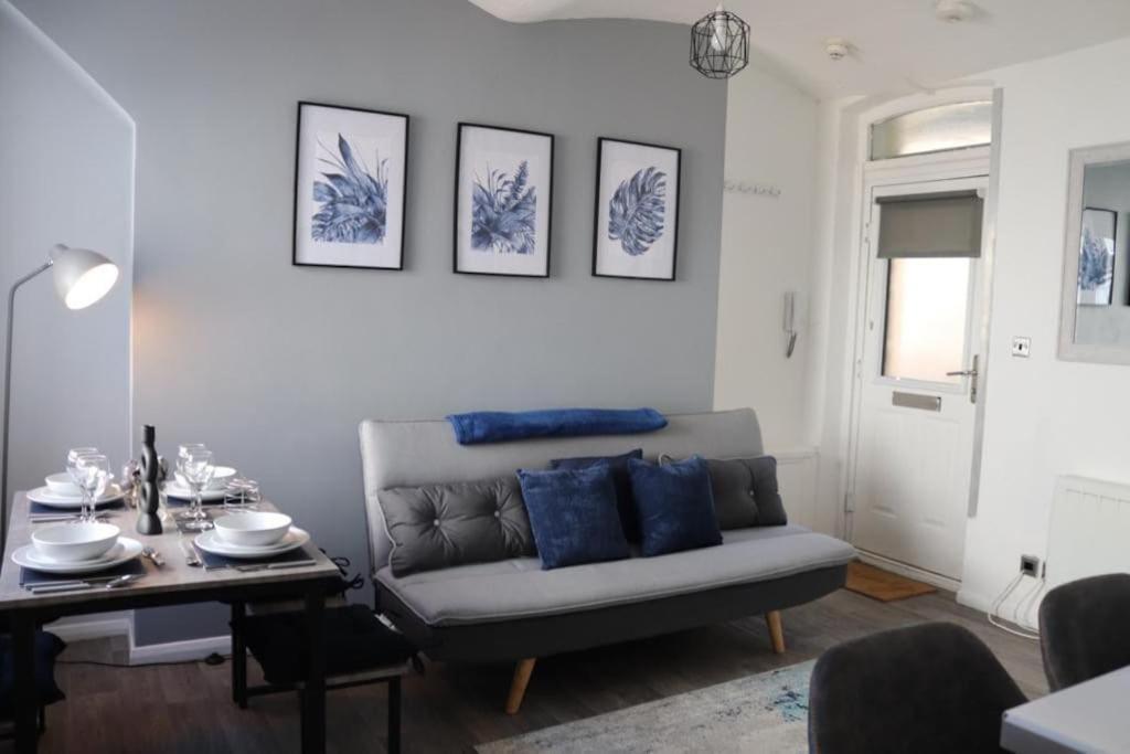Windsor Deluxe - Modern City Centre 5min From Beach & Station Appartement