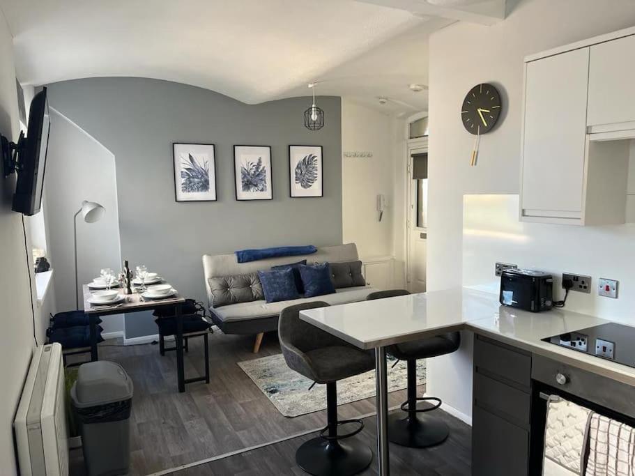 Apartment Windsor Deluxe - Modern City Centre 5min From Beach & Station *