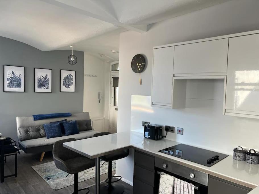 Windsor Deluxe - Modern City Centre 5min From Beach & Station
