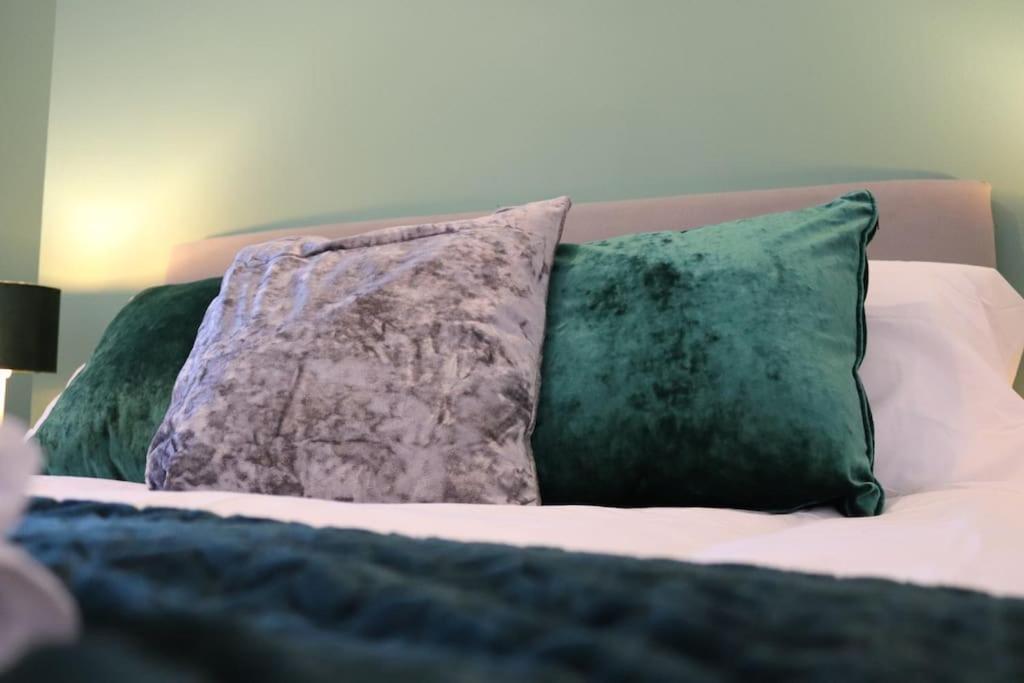 Windsor Deluxe - Modern City Centre 5min From Beach & Station Apartment