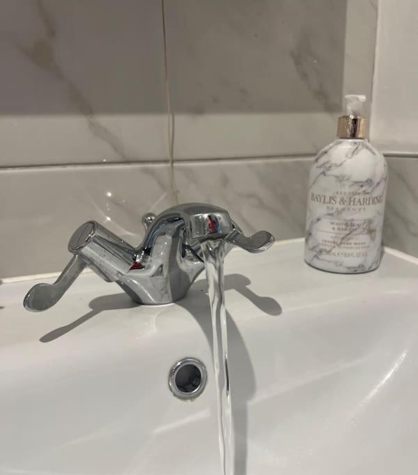Windsor Deluxe - Modern City Centre 5min From Beach & Station
